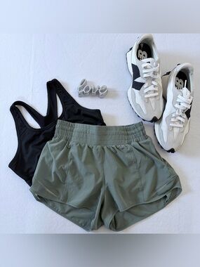 lululemon athletica Women's Hotty Hot Lined High Rise 2.5” in Eucalyptus Shorts